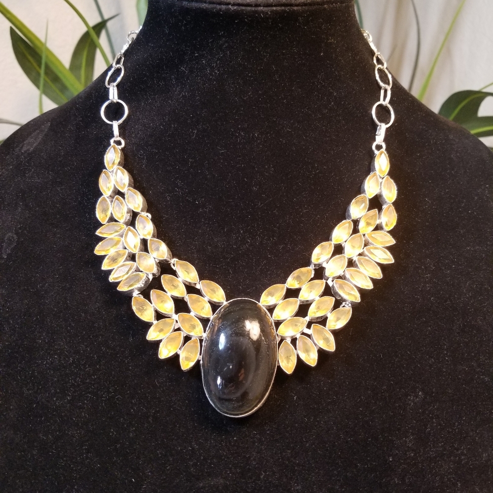 FABULOUS NECKLACE NWOT